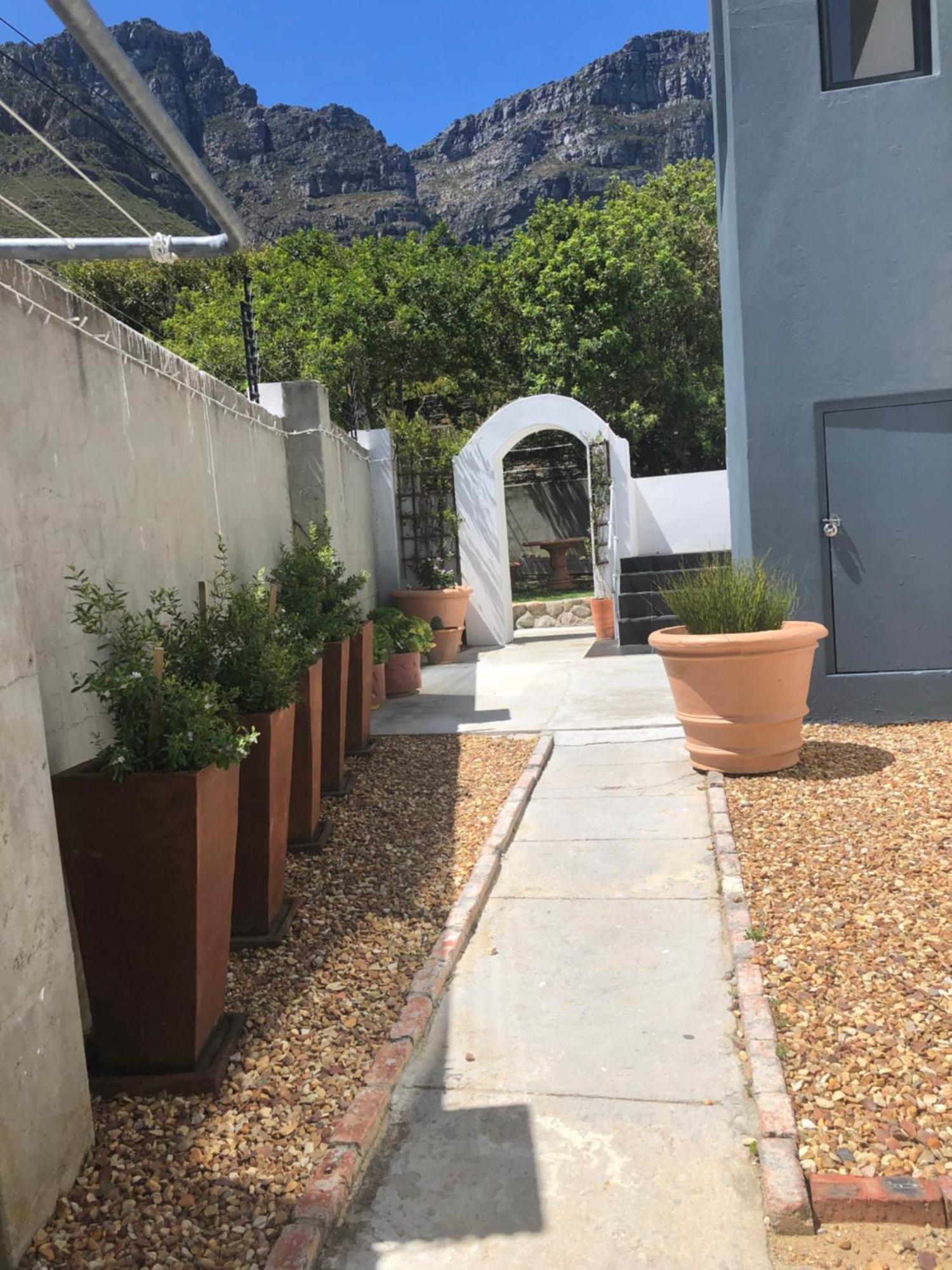 Camps Bay Blue Self-Catering Studios Città del Capo Esterno foto