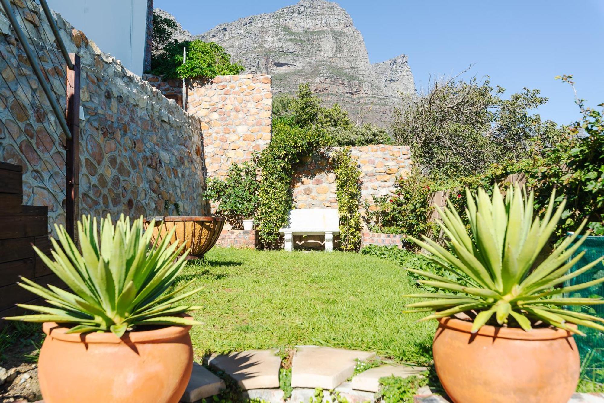Camps Bay Blue Self-Catering Studios Città del Capo Esterno foto